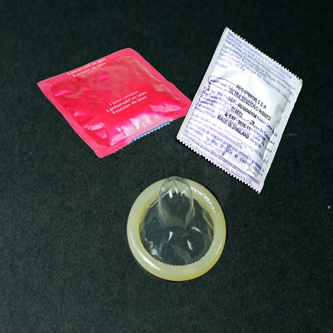 El condón viene en un envoltorio de plástico, y en el mercado se encuentran de diferentes tamaños y texturas. Debe chequearse la fecha de vencimiento y que el envoltorio no esté abierto 
